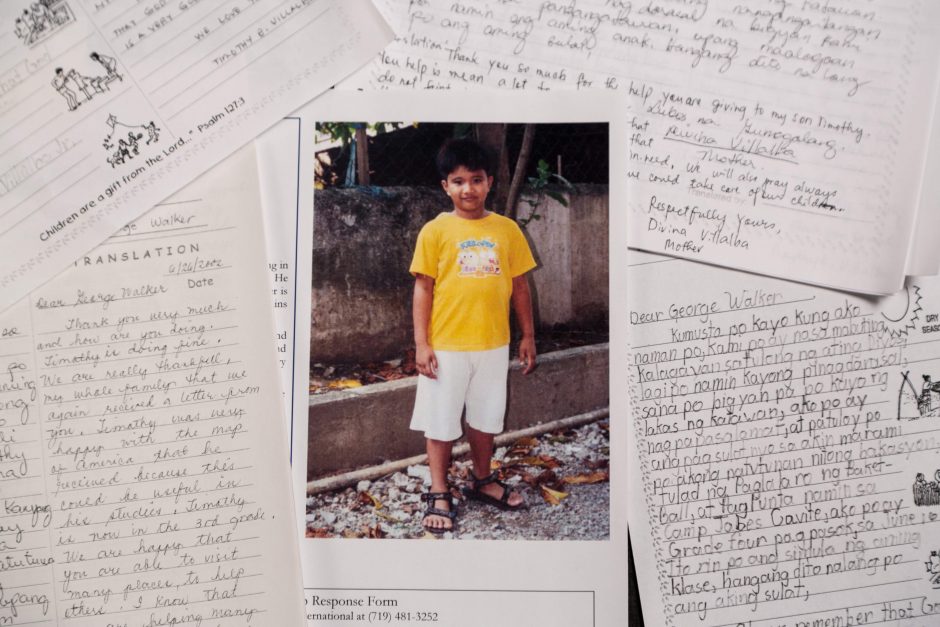 Laiškai atskleidžia: Dž. H. W. Bušas slapta rėmė berniuką iš Filipinų
