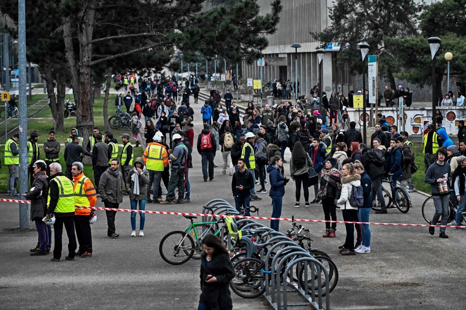 Liono universitete sprogo dujų balionai, yra nukentėjusiųjų