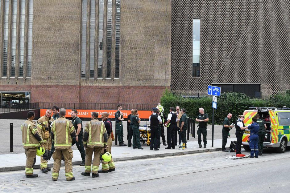 Londone iš apžvalgos aikštelės 10 aukšto išmestas berniukas