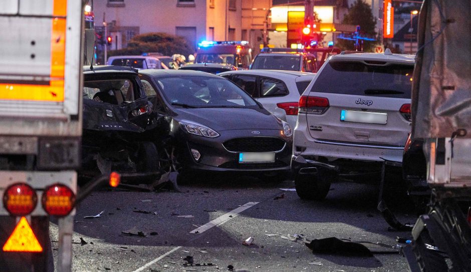 Vokietijoje sunkvežimis rėžėsi į aštuonis automobilius, sužeista 16 žmonių