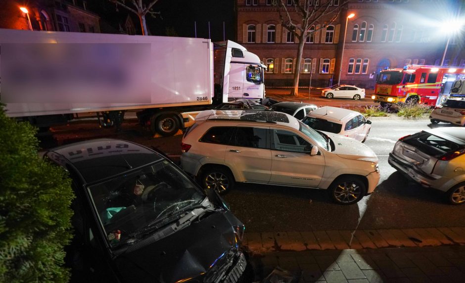 Vokietijoje sunkvežimis rėžėsi į aštuonis automobilius, sužeista 16 žmonių