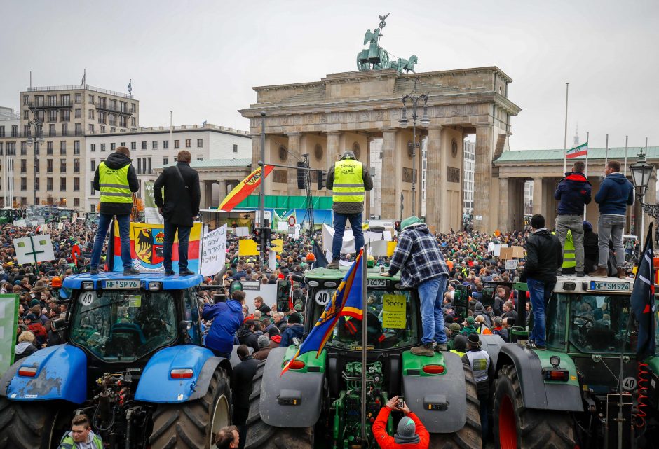 Tūkstančiai ūkininkų į protestą Berlyne suvažiavo traktoriais
