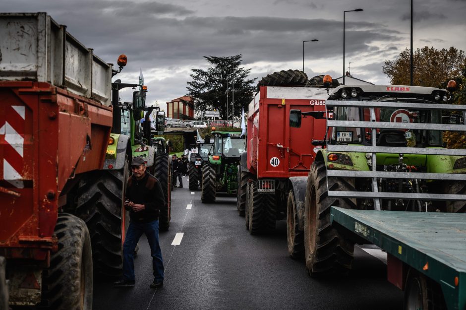 Prancūzijoje ūkininkai traktoriais blokavo eismą