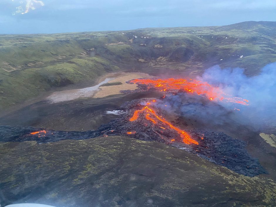 Islandijoje iš 900 metų neveikusio ugnikalnio liejasi lava