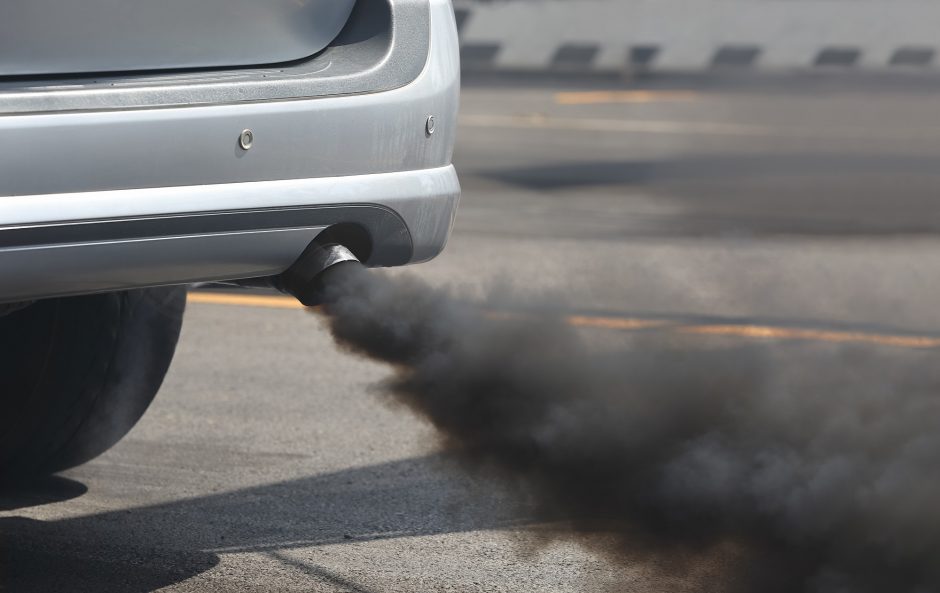 Automobilių taršos mokestis: vieni ekspertai giria, kiti įžvelgia kuriozą