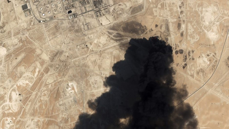 Tyrėjai: naftos objektams Saudo Arabijoje smogta iš Irano