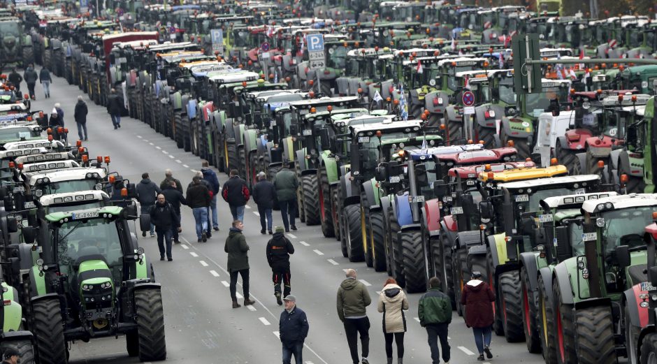 Tūkstančiai ūkininkų į protestą Berlyne suvažiavo traktoriais