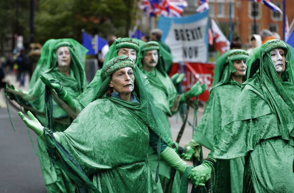 Londone per protestus sulaikyta daugiau nei 300 klimato aktyvistų