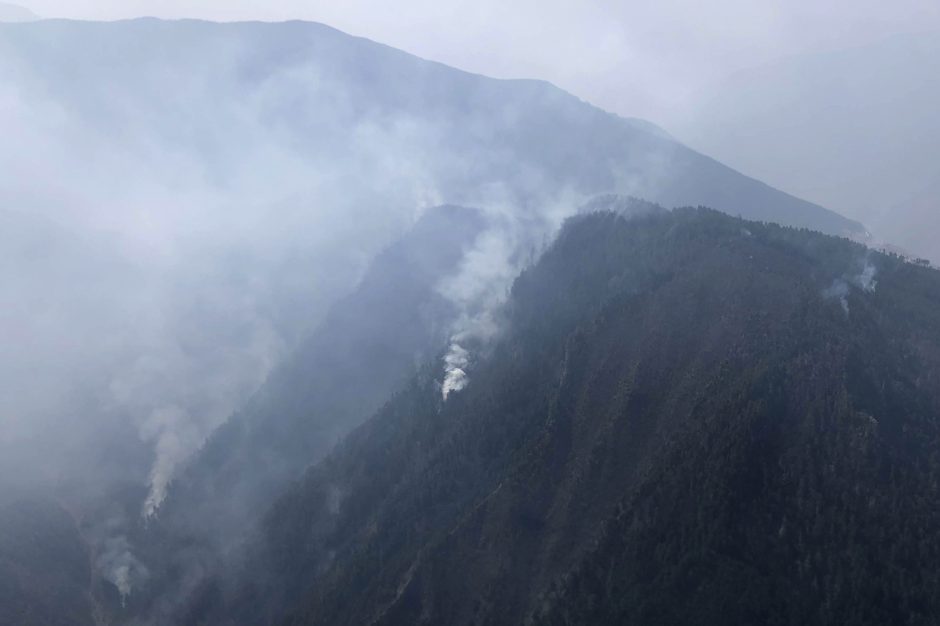 Kinijos kalnuose suvaldytas 30 ugniagesių pražudęs miško gaisras
