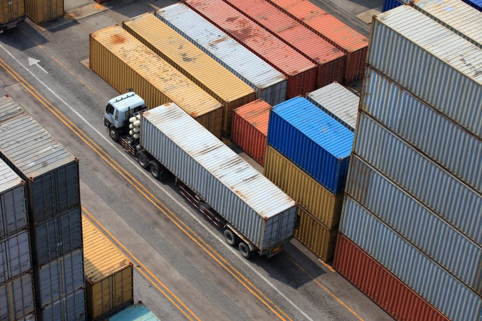 Per metus eksportuotų prekių kainos sumažėjo 3,7 proc., importuotų – 5,4 proc.