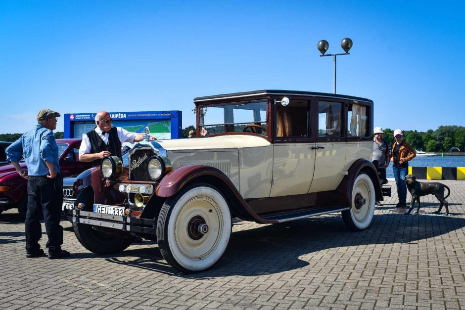 Klaipėdos senamiestyje – įspūdingas istorinių automobilių šou