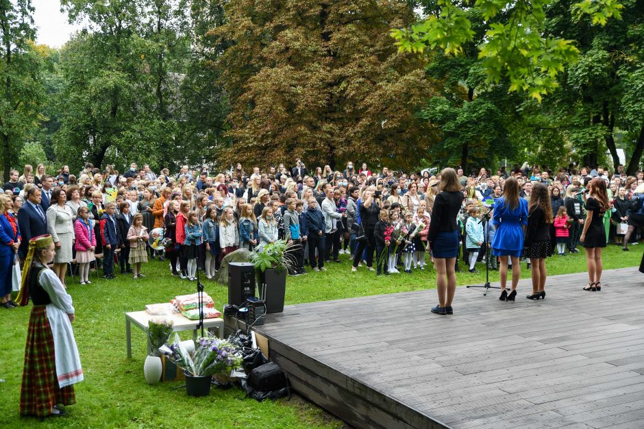 D. Nausėdienė Rugsėjo 1-osios proga moksleivius sveikino Vilniaus lietuvių namuose