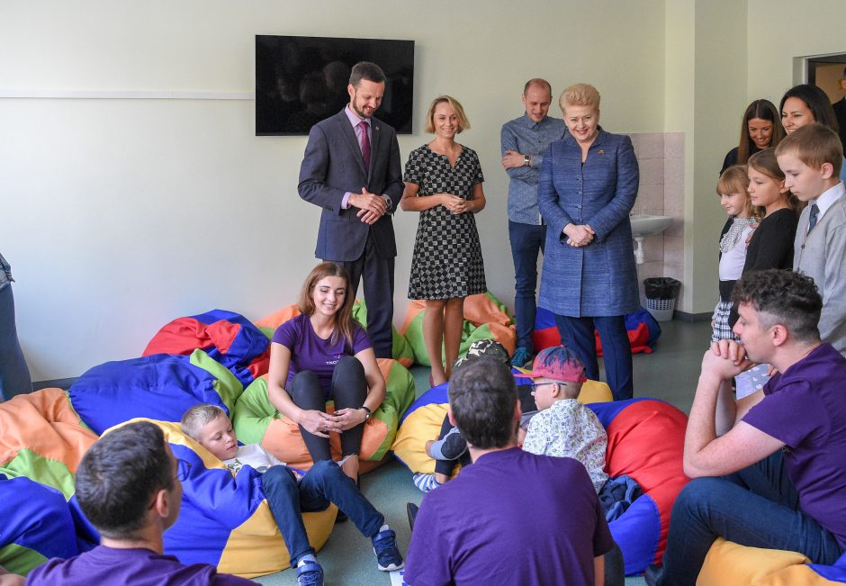 Vaikų stovyklą aplankiusi prezidentė dėkoja socialiai atsakingam verslui
