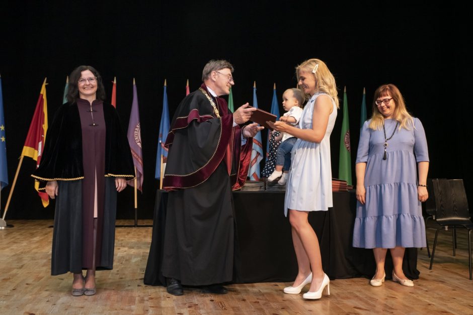 VDU absolventams gyvoje ceremonijoje buvo įteikti diplomai