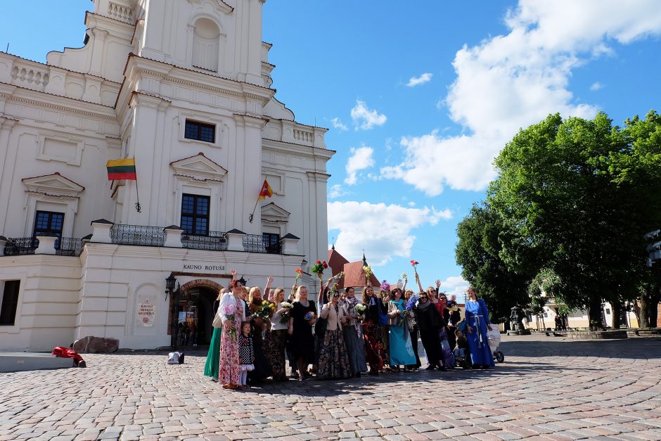 Pasitiko vasarą su ilgu sijonu