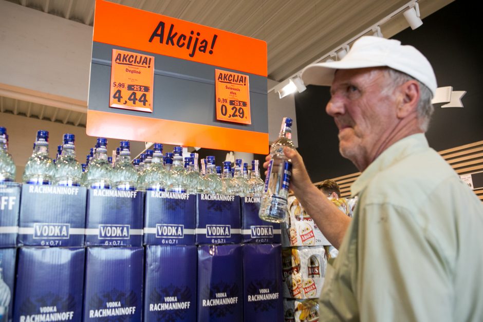 Siūloma uždrausti alkoholį mažose vienkartinėse pakuotėse