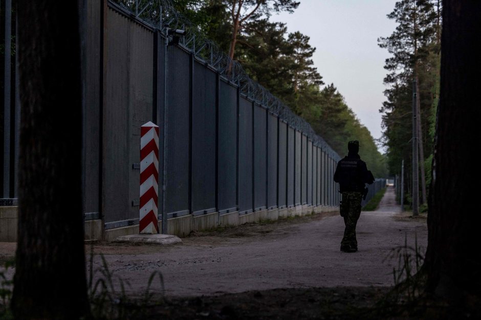 Lenkija iki 10 tūkst. padidins karių skaičių prie savo sienos su Baltarusija