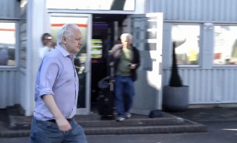 „WikiLeaks“ įkūrėjas paleistas į laisvę ir paliko Jungtinę Karalystę
