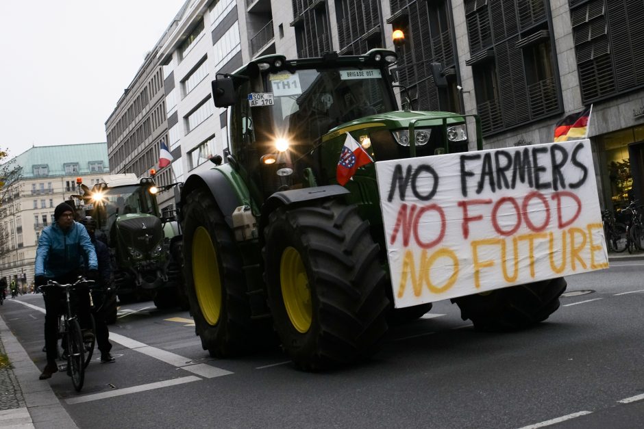 Tūkstančiai ūkininkų į protestą Berlyne suvažiavo traktoriais