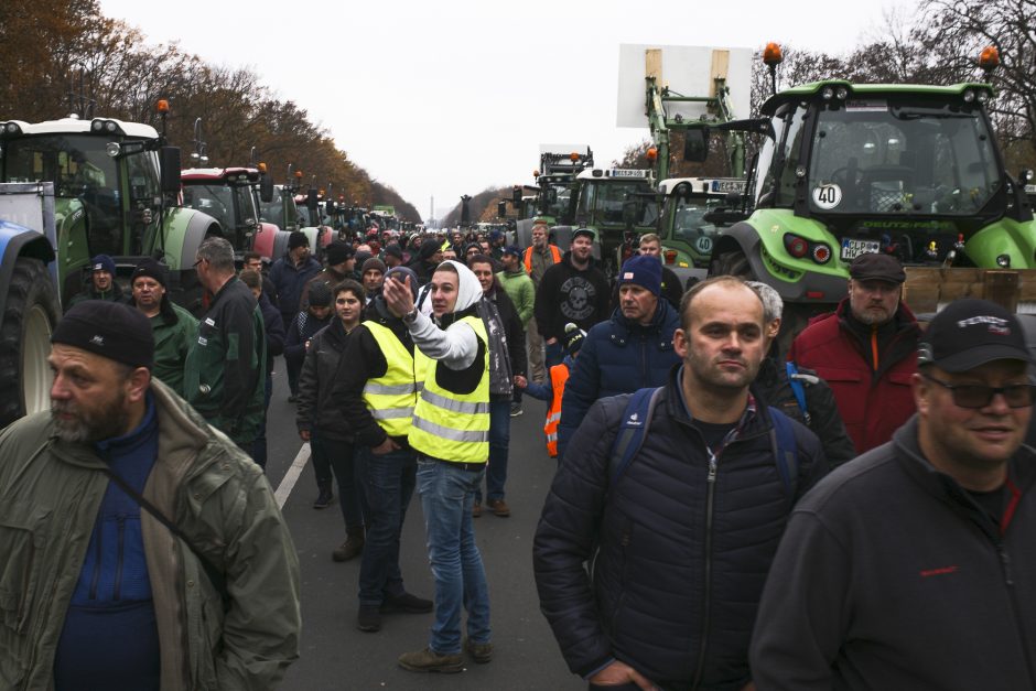 Tūkstančiai ūkininkų į protestą Berlyne suvažiavo traktoriais