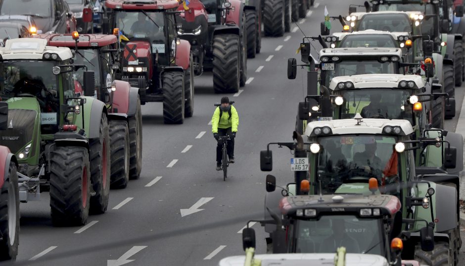 Tūkstančiai ūkininkų į protestą Berlyne suvažiavo traktoriais