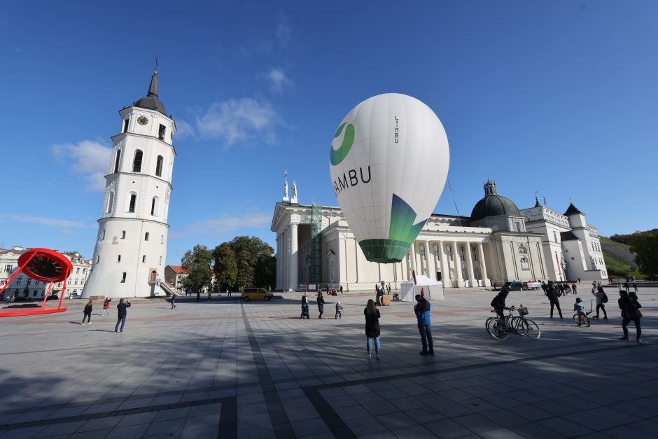 Pasaulinės turizmo dienos proga Vilniaus Katedros aikštėje įsikūrė oro balionas