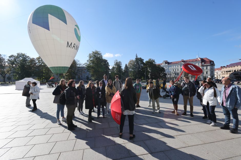 Pasaulinės turizmo dienos proga Vilniaus Katedros aikštėje įsikūrė oro balionas