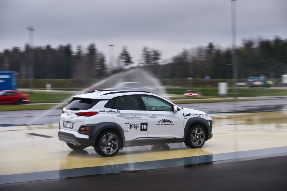 Galiūnų dvikova metų automobilio rinkimuose: purvynų karalius prieš lenktynininką