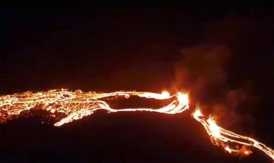 Islandijoje iš 900 metų neveikusio ugnikalnio liejasi lava