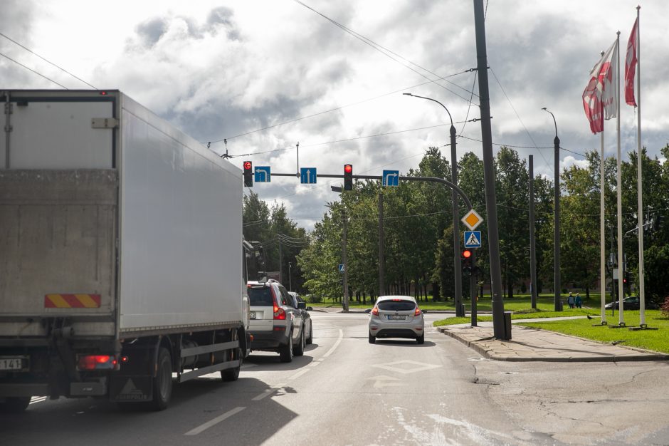 Vairuotojai skundžiasi dėl sankryžos: eismas nejuda taip efektyviai, kaip galėtų