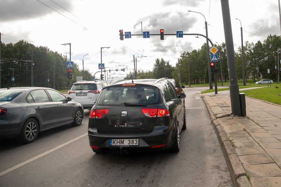 Vairuotojai skundžiasi dėl sankryžos: eismas nejuda taip efektyviai, kaip galėtų