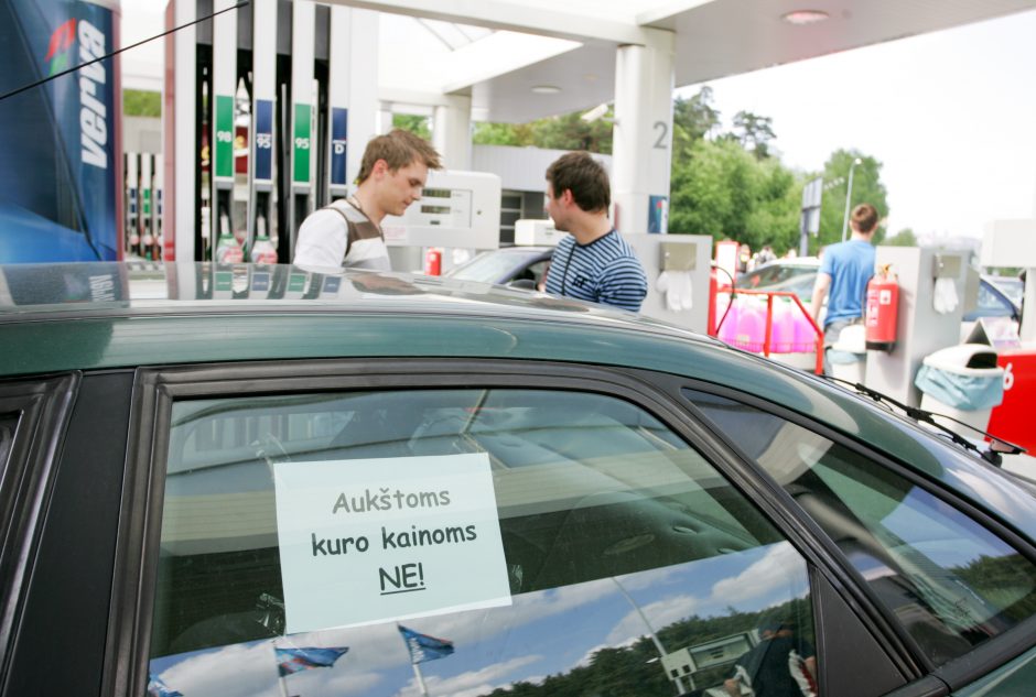 Žaidimai naftos kainomis brangina degalus