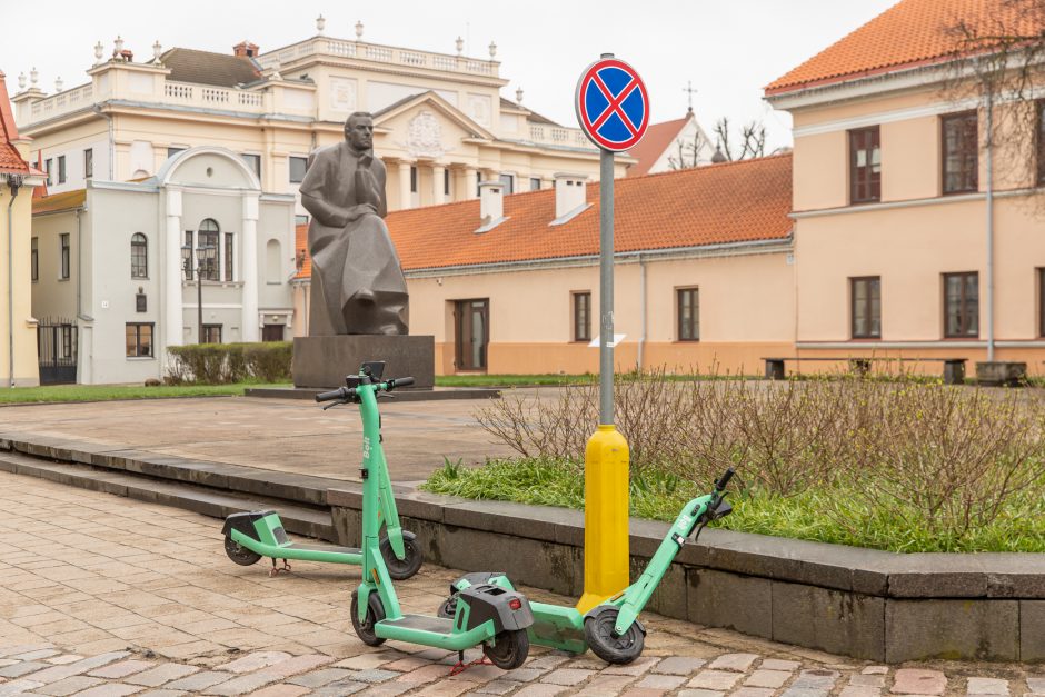 Auklės paspirtukininkus: miestai įveda draudimus