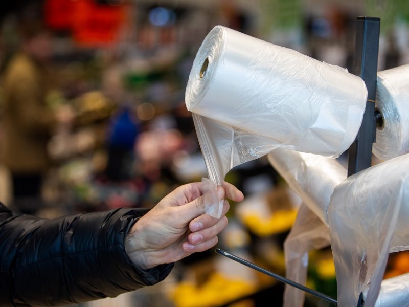 Nustebino pirkėjus: plastikinius maišelius apmokestino anksčiau laiko?