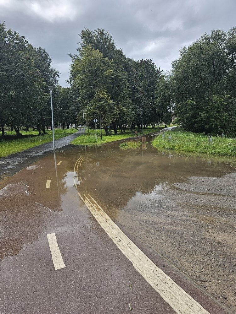 Nustebino vaizdas Malūno parke: po vandeniu atsidūrė takai ir aikštelės