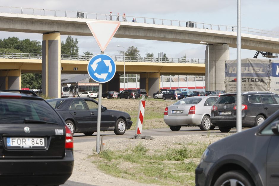 Eismas Jakų žiedinėje sankryžoje: pirmumas įžūlesniems?