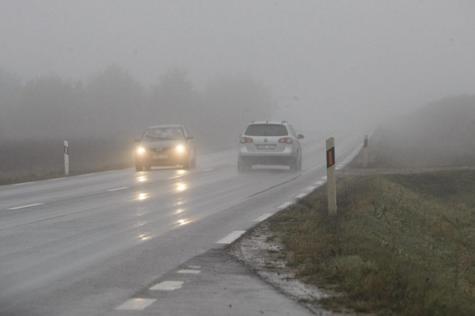 Kelininkai įspėja vairuotojus: eismo sąlygas sunkina rūkas