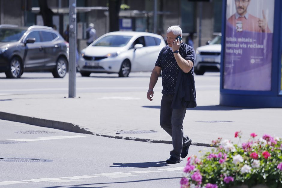 Telefonas prie vairo: išauklėtų tik didesnės baudos?