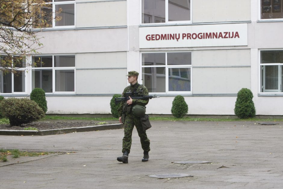 Karinės pratybos uostamiestyje: su ginklais – į mokyklos kiemą