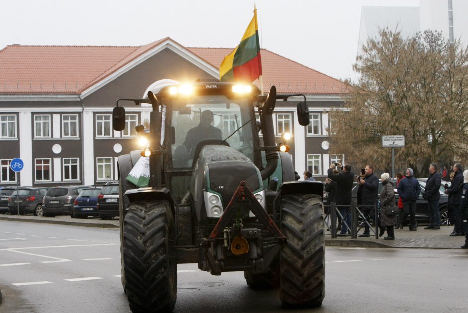 Traktorininkų šou ir stebino, ir piktino