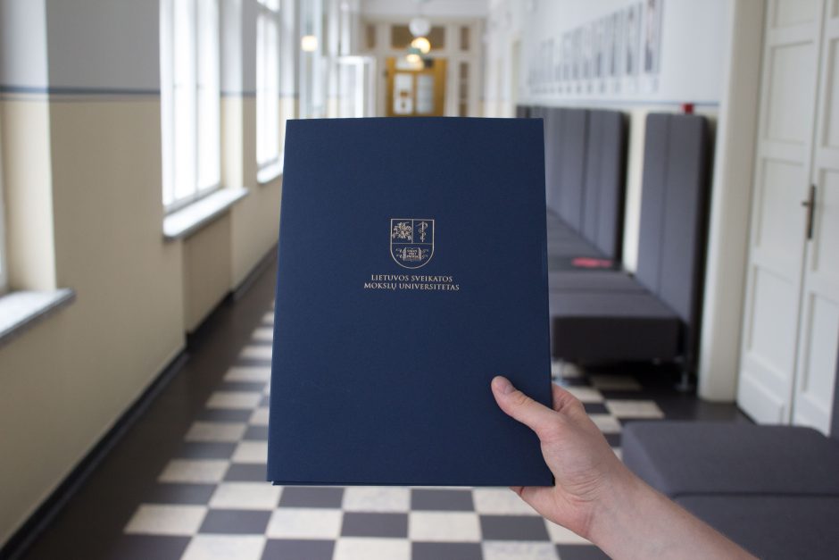 LSMU absolventams įteikti diplomai, pirmą kartą iškilmės – virtualiosios