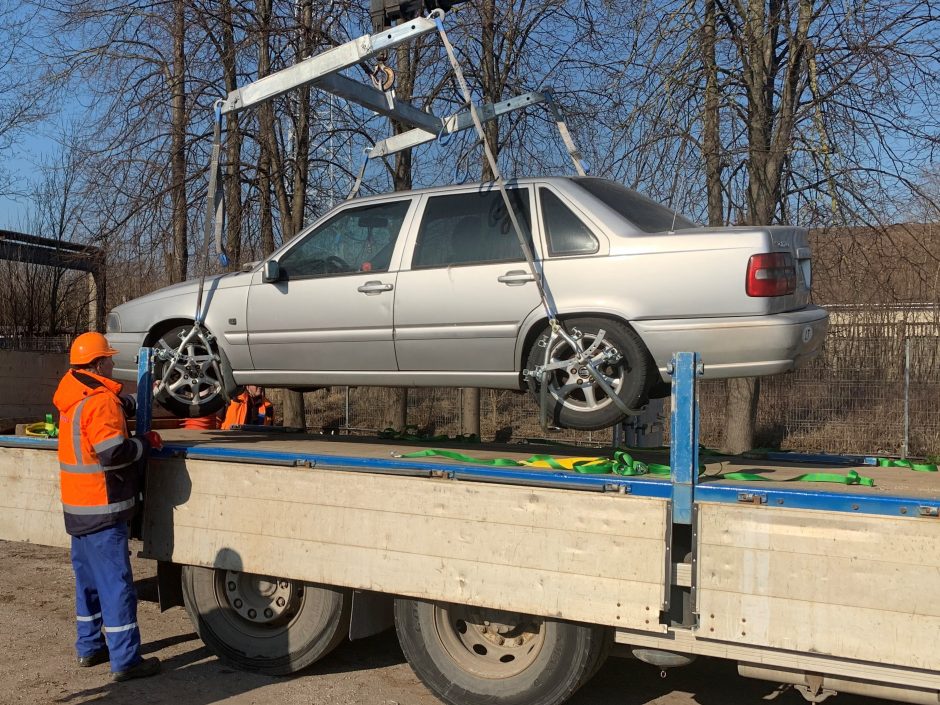 Daugiau vietos Klaipėdos gatvėse ir kiemuose – išgabenami bešeimininkiai automobiliai