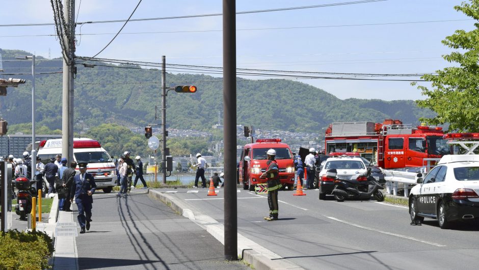 Japonijoje į darželinukų grupę įsirėžęs automobilis užmušė du vaikus