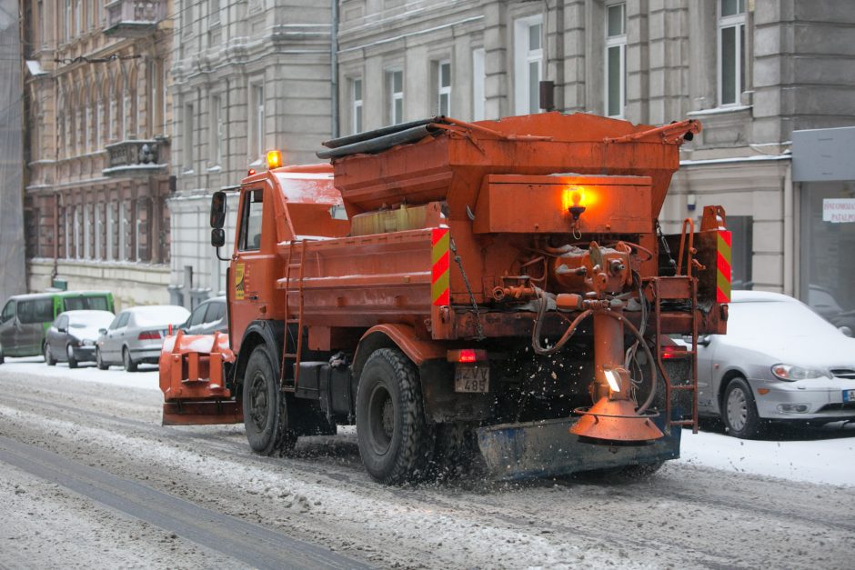 Kelininkai: šių metų žiemą pagrindiniai keliai bus barstomi prevenciškai