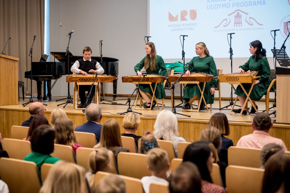 Kaunas apdovanojo universitetuose ir teatruose žinias kaupusius gabiausius vaikus