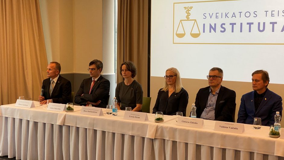 Vienijasi galimybių paso priešininkai: Vyriausybės sprendimai padalino visuomenę į dvi grupes