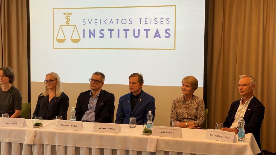 Vienijasi galimybių paso priešininkai: Vyriausybės sprendimai padalino visuomenę į dvi grupes