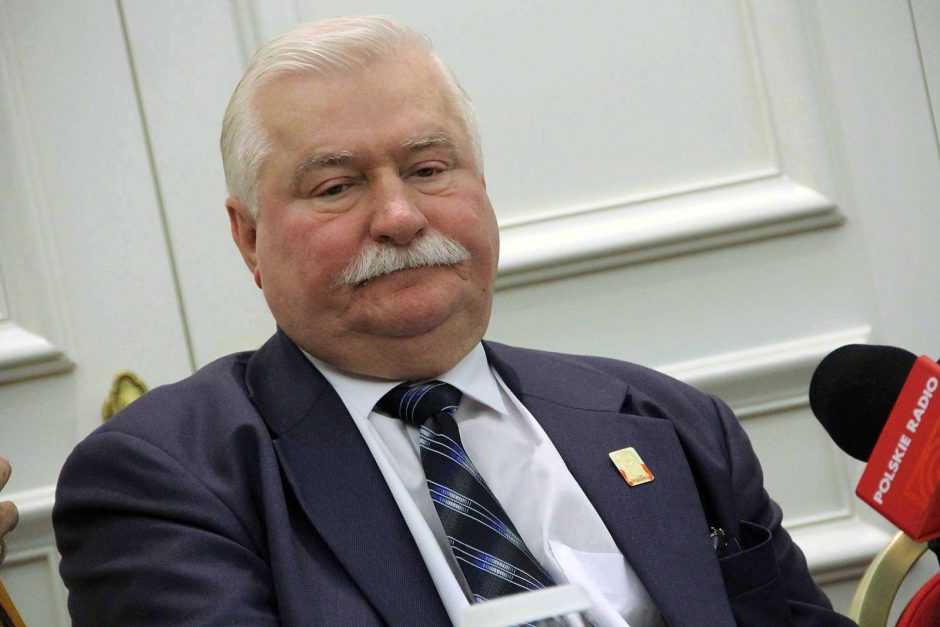 L. Walesa ragina ES paduoti Lenkiją į teismą dėl teismų sistemos reformų