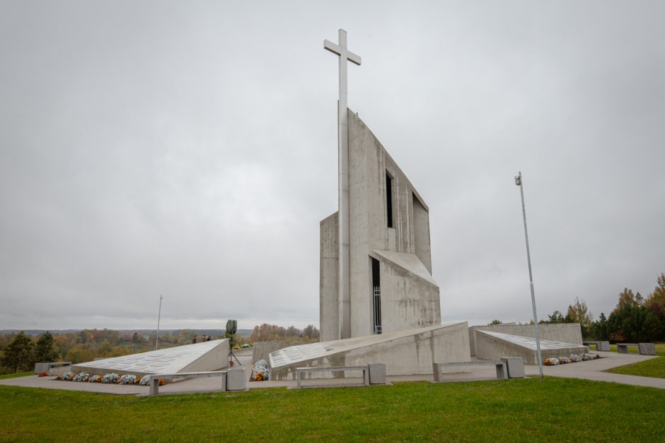 Kryžkalnyje pradėtas statyti memorialas Lietuvos partizanams