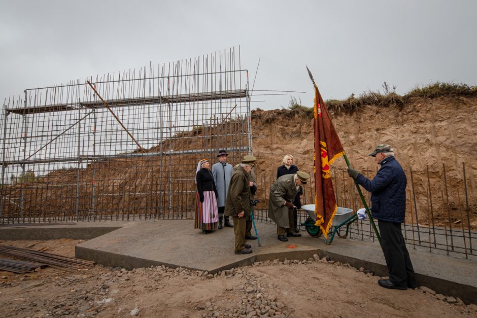 Kryžkalnyje pradėtas statyti memorialas Lietuvos partizanams